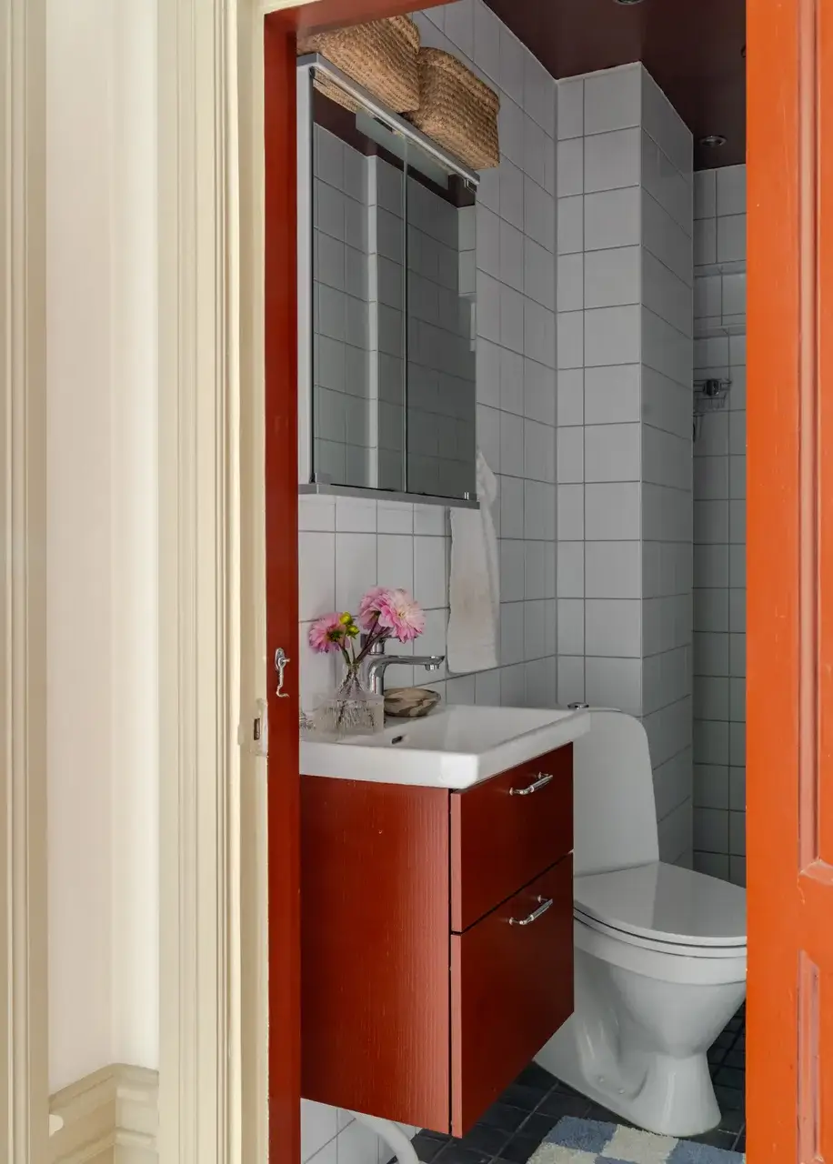 A Serene Palette with Red Pops of Color in an Early 20th-Century Apartment 36 soft-color-palette-red-accents-1912-apartment-stockholm