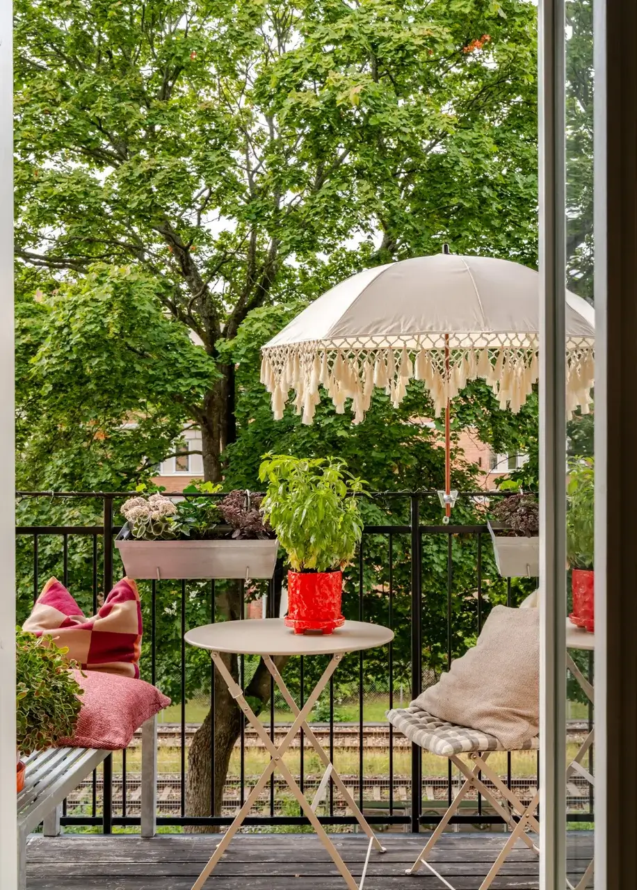 A Serene Palette with Red Pops of Color in an Early 20th-Century Apartment 9 soft-color-palette-red-accents-1912-apartment-stockholm