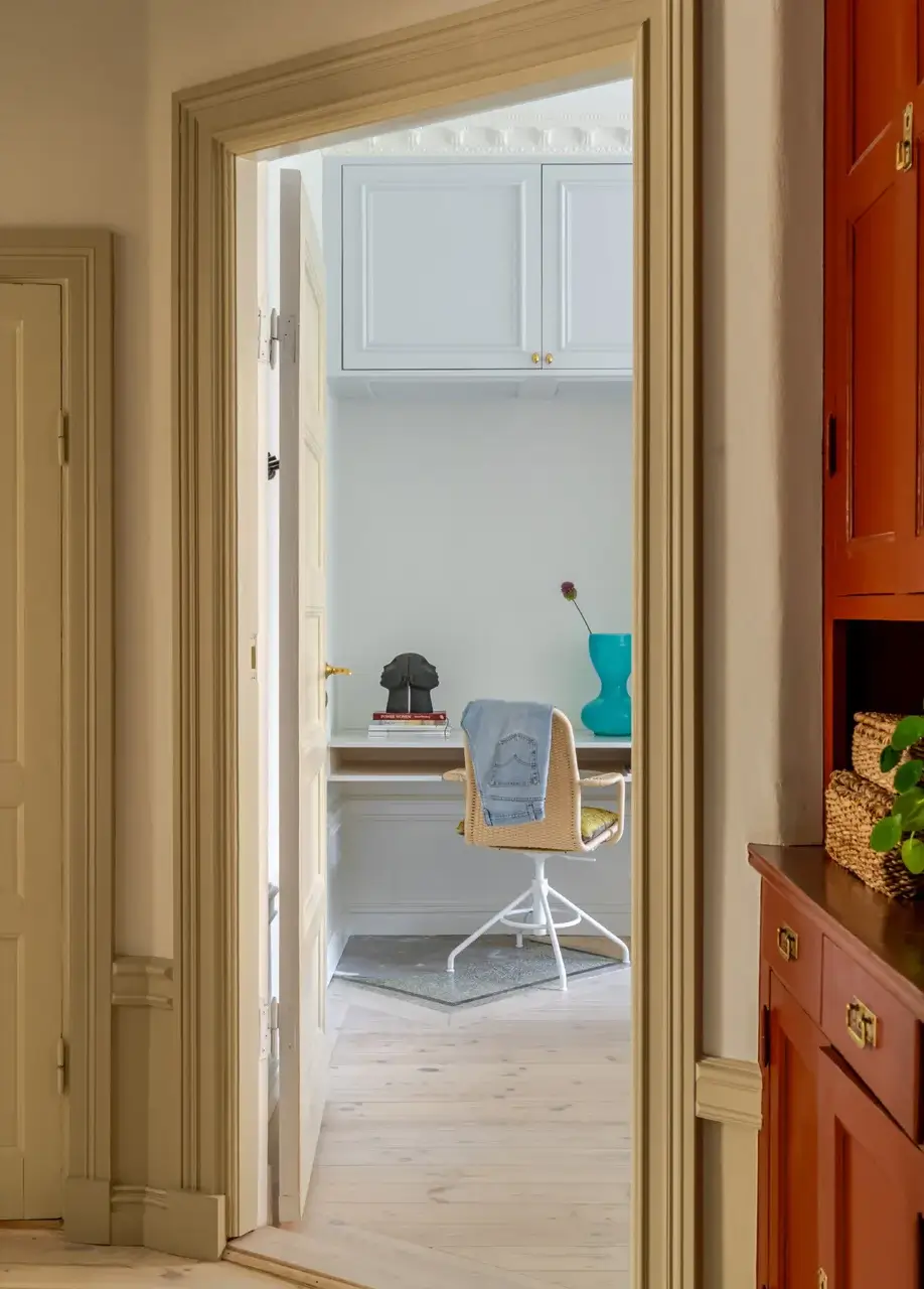 A Serene Palette with Red Pops of Color in an Early 20th-Century Apartment 27 soft-color-palette-red-accents-1912-apartment-stockholm
