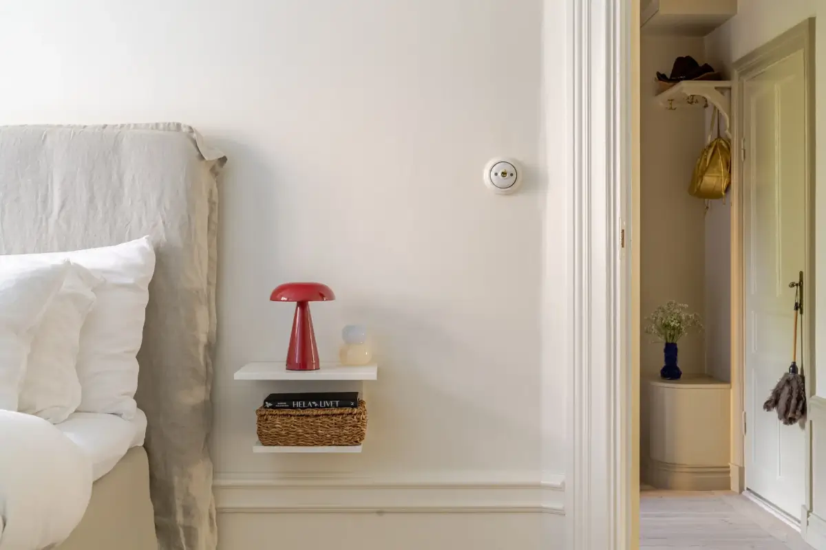 A Serene Palette with Red Pops of Color in an Early 20th-Century Apartment 33 soft-color-palette-red-accents-1912-apartment-stockholm