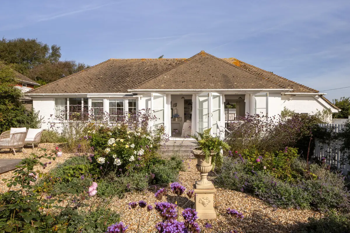 A Light-Filled Coastal Home with Sea Views and Charming Gardens in East Sussex 21 whitewashed-beach-style-interiors-seaside-cottage-england-nordroom