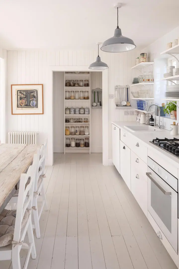 A Light-Filled Coastal Home with Sea Views and Charming Gardens in East Sussex 5 whitewashed-beach-style-interiors-seaside-cottage-england-nordroom