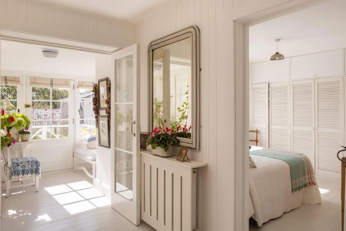 A Light-Filled Coastal Home with Sea Views and Charming Gardens in East Sussex 14 whitewashed-beach-style-interiors-seaside-cottage-england-nordroom