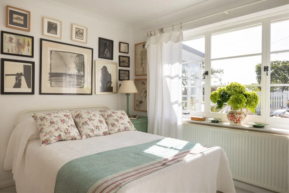 A Light-Filled Coastal Home with Sea Views and Charming Gardens in East Sussex 15 whitewashed-beach-style-interiors-seaside-cottage-england-nordroom