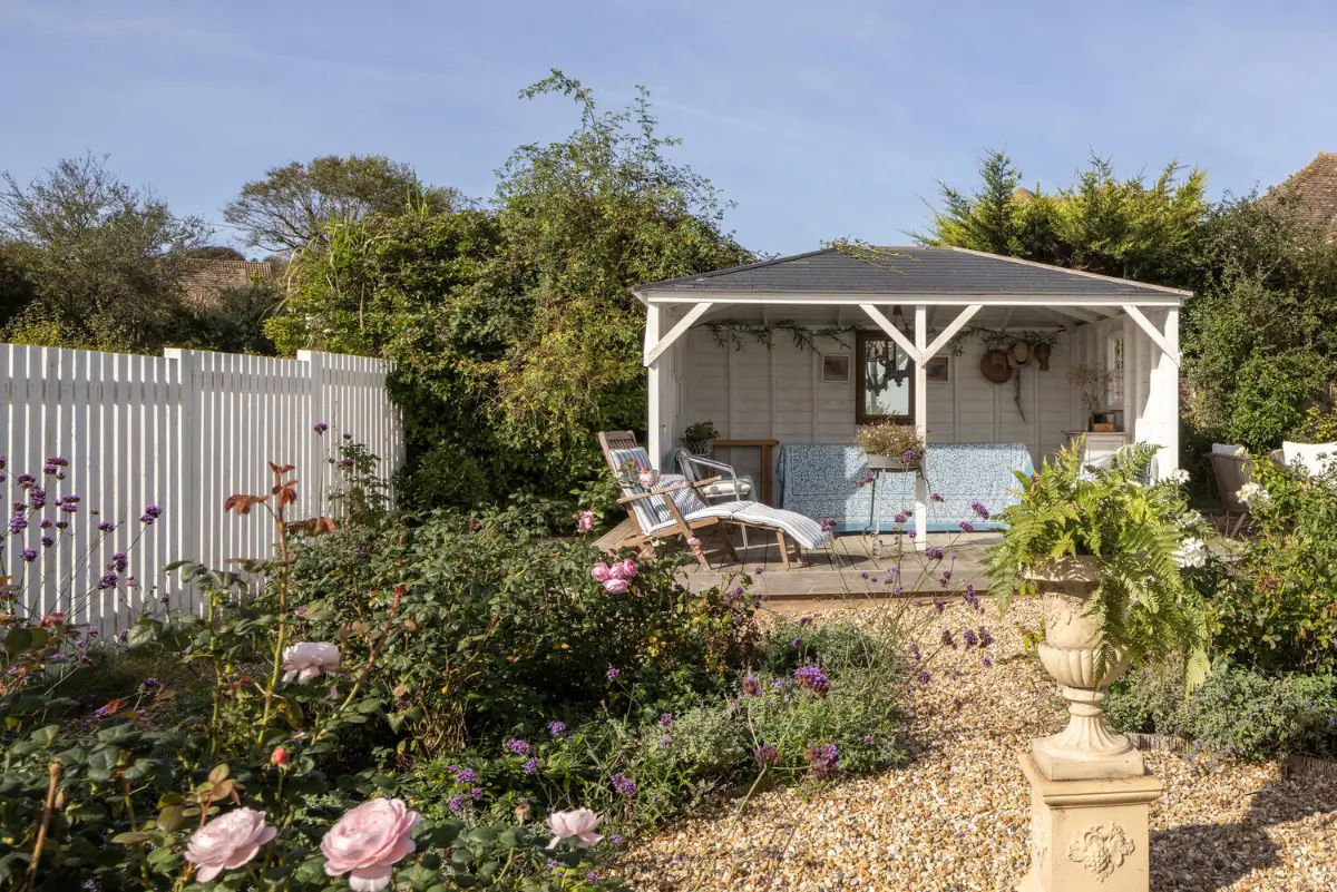 A Light-Filled Coastal Home with Sea Views and Charming Gardens in East Sussex 19 whitewashed-beach-style-interiors-seaside-cottage-england-nordroom