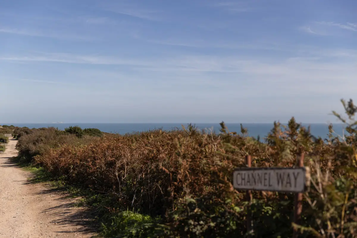 A Light-Filled Coastal Home with Sea Views and Charming Gardens in East Sussex 24 whitewashed-beach-style-interiors-seaside-cottage-england-nordroom